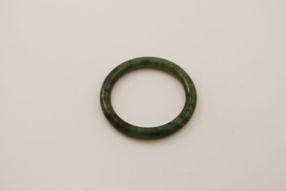 null Rigid round bracelet in nephrite jade.
Gross weight: 45,6 g