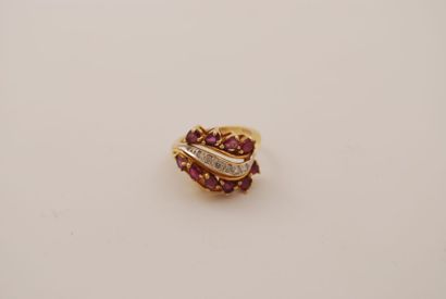 null 18K (750°/00) yellow gold ring with openwork meanders set with pear-cut rubies...