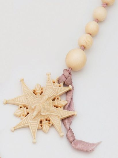 null Dizain in ivory beads in fall, holding a cross of Holy Spirit in ivory. Length...