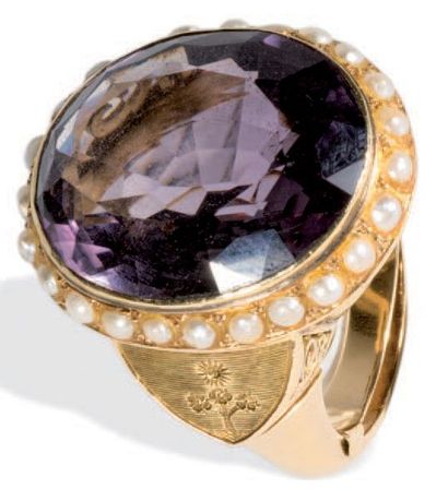 null Bishop's ring in 18K (750°/00) yellow gold set with a large amethyst surrounded...