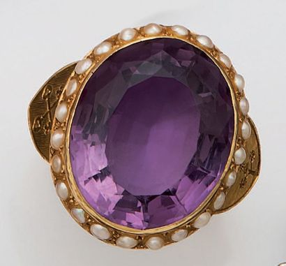 null Bishop's ring in 18K (750°/00) yellow gold set with a large amethyst surrounded...