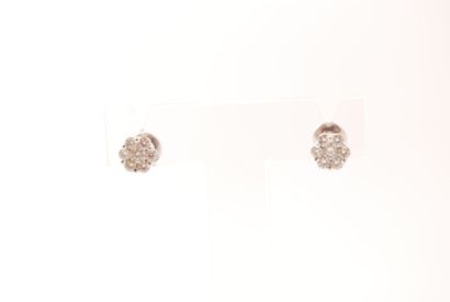 null Pair of ear studs forming two flowers in 18K (750°/00) white gold set with brilliant-cut...