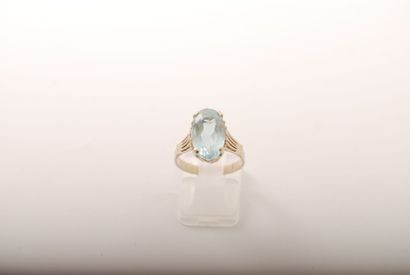 null 18K (750°/00) gold ring set with an oval aquamarine.
= Finger size (changeable):...