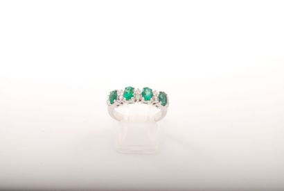null Band ring in 14K white gold (585 thousandths) set with four oval emeralds, approx....