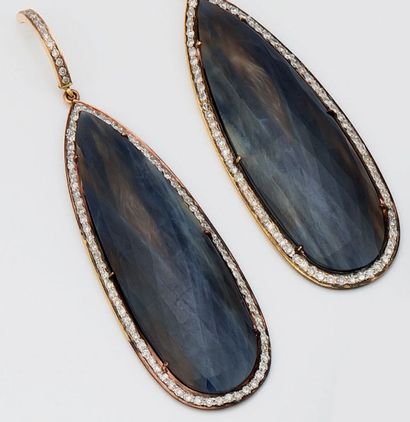 null Earrings in 18K (750°/00) gold with two large faceted sapphire root pendants...
