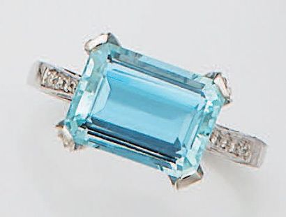 null Ring in 18K (750°/00) white gold set with an aquamarine approx.
4.47 cts, set...