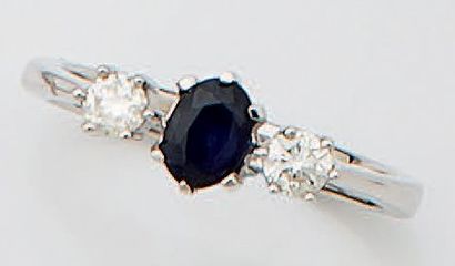 null 18K (750°/00) white gold ring set with a central oval sapphire, surrounded by...
