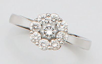 null 18K (750°/00) white gold ring forming a flower set with round brilliant-cut...