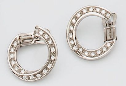 null Pair of 18K (750°/00) white gold earrings forming two scrolls set with brilliant-cut...