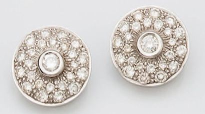 null Pair of ear studs in 18K (750°/00) white gold paved with diamonds, approx. 1.4...
