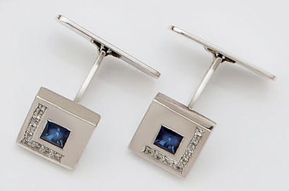 null Pair of 18K (750°/00) white gold square cufflinks set with diamonds and princess...