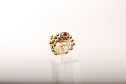 null Ring in 18K (750°/00) yellow gold with articulated basket weave, synthetic ruby...