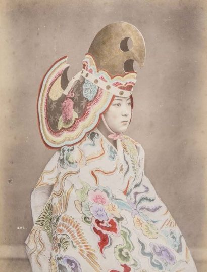 JAPON - Epoque MEIJI (1868 - 1912) 
Album comprenant 50 planches de photos rehaussées...