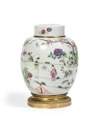 CHINE - XIXe siècle 
Pot à gingembre en porcelaine décorée en émaux polychromes dans...