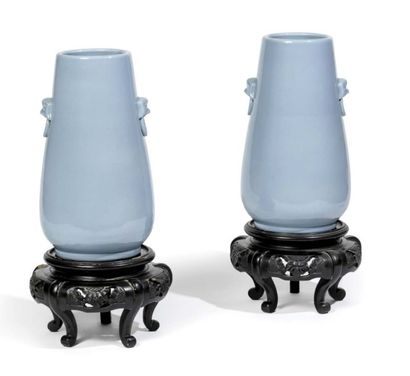 CHINE - Début XXe siècle 
Paire de vases de forme cylindrique en porcelaine émaillée...