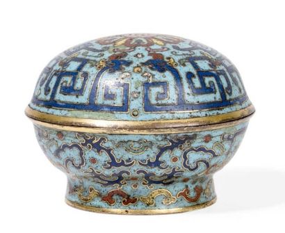 CHINE - XIXe siècle 
Boîte ronde en bronze et émaux cloisonnés, à décor de chilong...