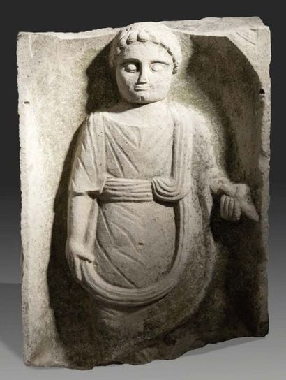 null Stèle sculptée d'un homme debout de face, drapé. Calcaire.
Epoque Romane, circa...