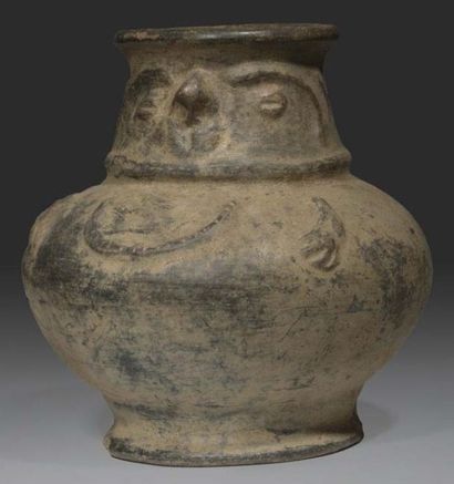 null Vase anthropomorphe
Terre cuite brune avec trace d'oxyde de manganèse.
Fin de...