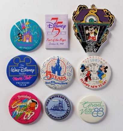 Lot de 8 Badges parcs Disney et un magnet 8 Badges Evénements, attractions, commémoratifs...