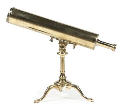 null Téléscope à réflexion en bronze et laiton.
Règlage optique par crémaillère latérale.
Pied...