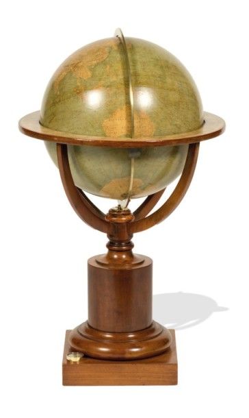 null Globe terrestre.
Cercle méridien en laiton gradué.
Table équatoriale en papier...