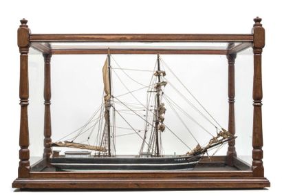Diorama du bateau de pêche «Typhon» en bois...