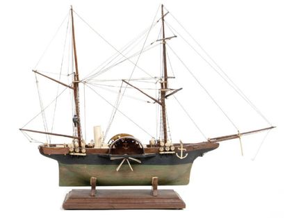 null Maquette de bateau mixte à deux mâts et à deux roues à aubes latérales.
Coque...