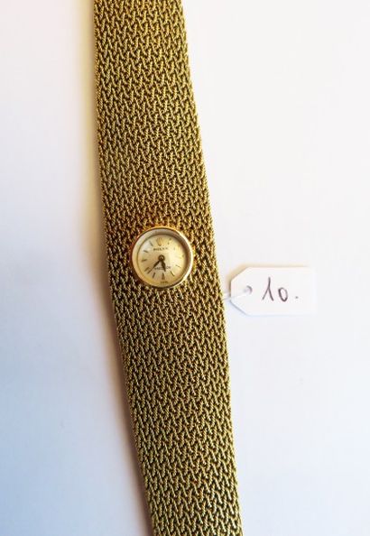 null Montre-bracelet de dame, 1950, en or tressé 18k, souple, ornée d'une montre;...