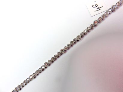 null Bracelet ligne, orné d'une rivière de diamants brillantés, en or blanc 18k....