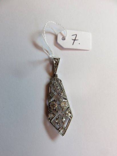 null Pendentif 1920, en platine repercé, à motif géométrique, serti de diamants taille...