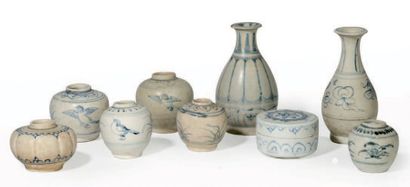 VIETNAM - XVIe siècle Ensemble de neuf pièces en grès porcelaineux: une boite ronde...