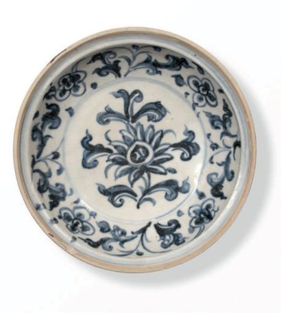 VIETNAM - XVIe siècle Coupe en grès porcelaineux à décor en bleu sous couverte de...