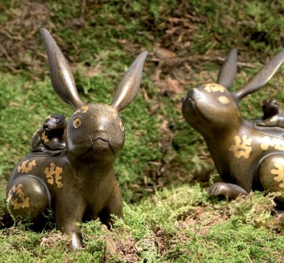 JAPON - Epoque MEIJI (1868 - 1912) Couple de lapins en bronze à patine brune à décor...