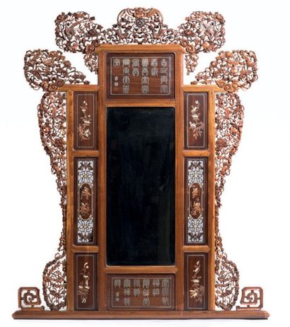 INDOCHINE - Vers 1900 Miroir en bois à décor en incrustation de métal et ivoire de...