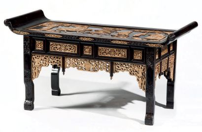 INDOCHINE - Vers 1900 Table de forme rectangulaire en bois incrusté d'os et de guerriers...