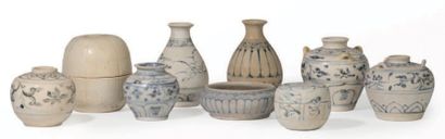 VIETNAM - XVe-XVIe siècle Ensemble de neuf pièces en grès porcelaineux: Deux boites...