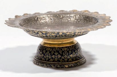 THAILANDE - XIXe siècle Coupe sur piédouche en argent doré et niellé à décor de fleurs...