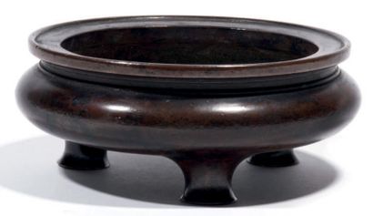 CHINE - Epoque MING (1368 - 1644) Brûle-parfum tripode en bronze à patine brune.
Au...