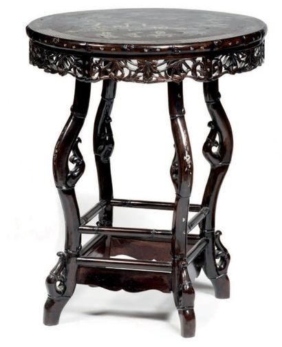 INDOCHINE - Vers 1900 Table haute ronde de thé en bois à décor sculpté d'immortels...