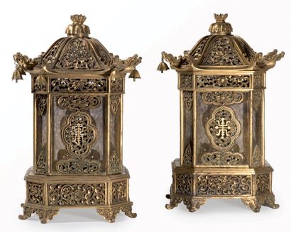 CHINE - XVIIIe siècle Paire de lanternes en bronze doré à décor ajouré et ciselé...