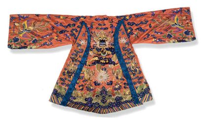 INDOCHINE - Vers 1900 Ensemble comprenant une robe de théâtre en soie orange à décor...