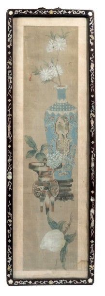 CHINE - Vers 1900 Quatre encres polychromes sur soie, sujets mobiliers, vases et...