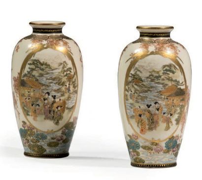 JAPON, Satsuma Epoque MEIJI (1868 - 1912) Paire de vases balustres en faïence de...