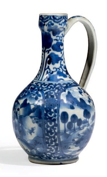 JAPON - XIXE SIÈCLE Verseuse en porcelaine décorée en bleu sous couverte de grues...