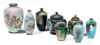 JAPON - Epoque MEIJI (1868 - 1912) Ensemble comprenant six petits vases et deux brûle-parfum...
