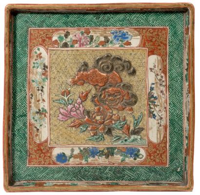 JAPON - Epoque MEIJI (1868 - 1912) Plateau de forme carrée en porcelaine émaillé...