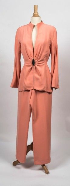 Thierry MUGLER 
Tailleur pantalon en crêpe polyester pêche, veste à encolure ras...