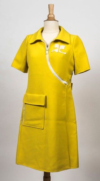 COURREGES n°128294 circa 1970 Robe portefeuille de forme trapèze en lainage jaune...