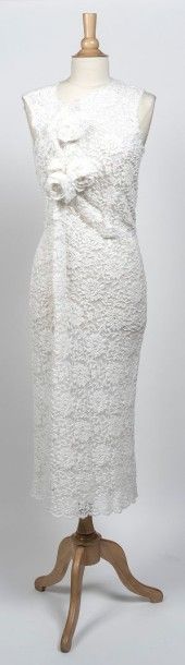 COMME DES GARCONS Robe blanche en cupro recouverte d'une autre robe en guipure de...