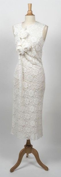 COMME DES GARCONS Robe blanche en cupro recouverte d'une autre robe en guipure de...